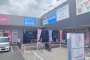 【イオンタウン鈴鹿玉垣】電子タバコ等の喫煙具のプロモーションに最適な喫煙スペース前にある軒下スペース