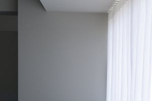 【祐天寺駅5分/1F】アパレル展示会に最適な明るいトーンのスムースモルタルの床と淡いグレーの壁のモダンな中に温かみのある撮影スタジオ