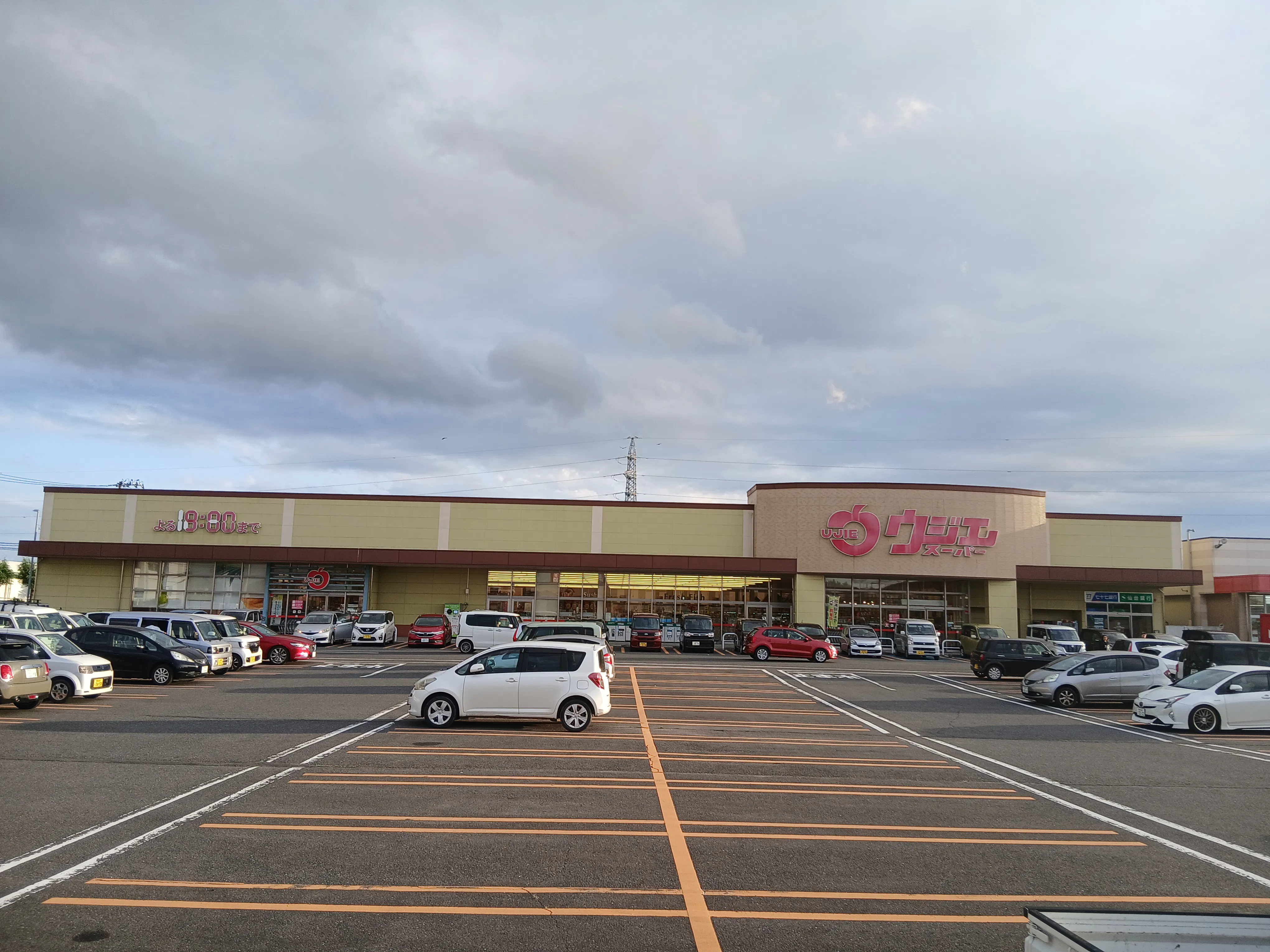 【ウジエスーパー美里店】販促プロモーションや食物販に最適な軒下②スペース