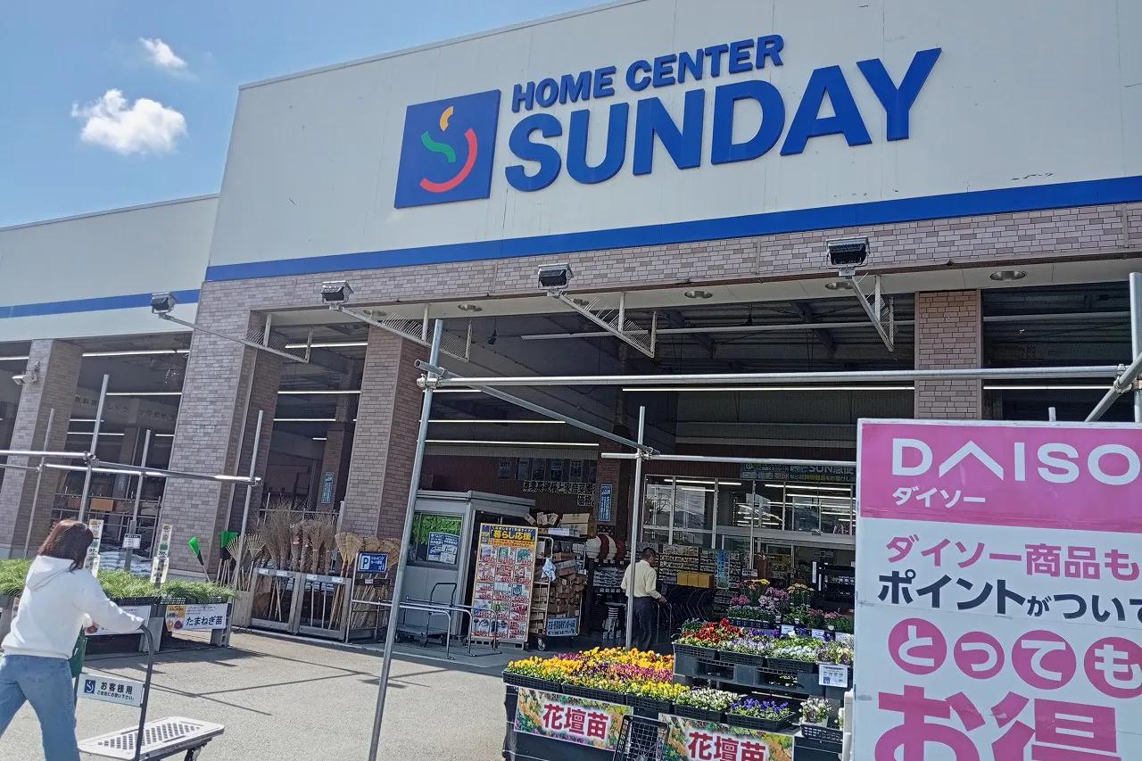 【サンデー東根中央店】屋内ダイソー前 食物販やプロモーション等の出店に最適なホームセンター店内のイベントスペース