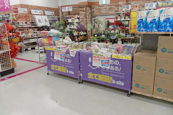 【サンデー東根中央店】屋内ダイソー前 食物販やプロモーション等の出店に最適なホームセンター店内のイベントスペース