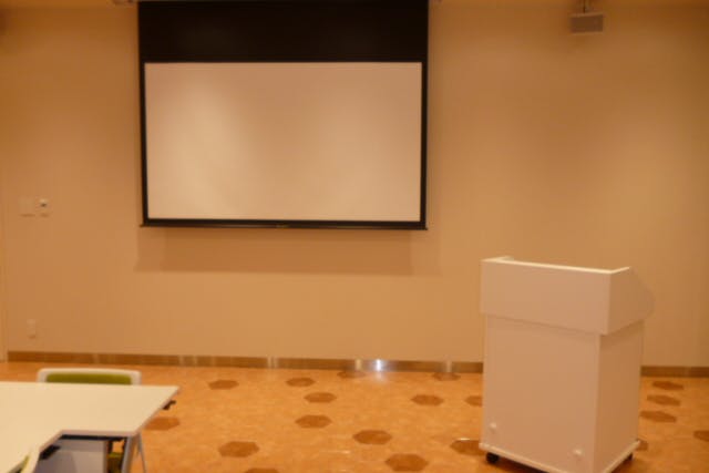 スクリーン(100型)と演台
