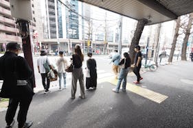 【新中野駅1分】ポップアップストアや販促イベントに最適な鍋横商店街の青梅街道通り沿い・視認性が高い白を基調としたスペース