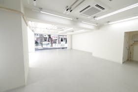 【新中野駅1分】ポップアップストアや販促イベントに最適な鍋横商店街の青梅街道通り沿い・視認性が高い白を基調としたスペース