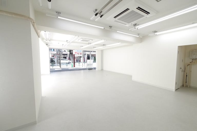 【新中野駅1分】ポップアップストアや販促イベントに最適な鍋横商店街の青梅街道通り沿い・視認性が高い白を基調としたスペースの画像8