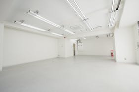 【新中野駅1分】ポップアップストアや販促イベントに最適な鍋横商店街の青梅街道通り沿い・視認性が高い白を基調としたスペース