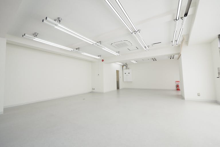 【新中野駅1分】ポップアップストアや販促イベントに最適な鍋横商店街の青梅街道通り沿い・視認性が高い白を基調としたスペースの画像3