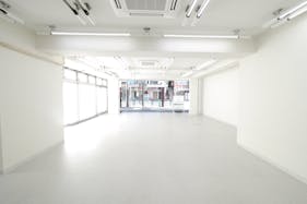 【新中野駅1分】ポップアップストアや販促イベントに最適な鍋横商店街の青梅街道通り沿い・視認性が高い白を基調としたスペース