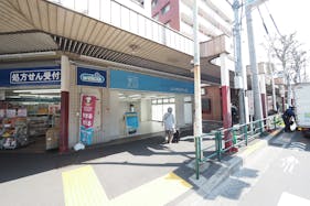 【新中野駅1分】ポップアップストアや販促イベントに最適な鍋横商店街の青梅街道通り沿い・視認性が高い白を基調としたスペース
