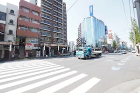 【新中野駅1分】ポップアップストアや販促イベントに最適な鍋横商店街の青梅街道通り沿い・視認性が高い白を基調としたスペース