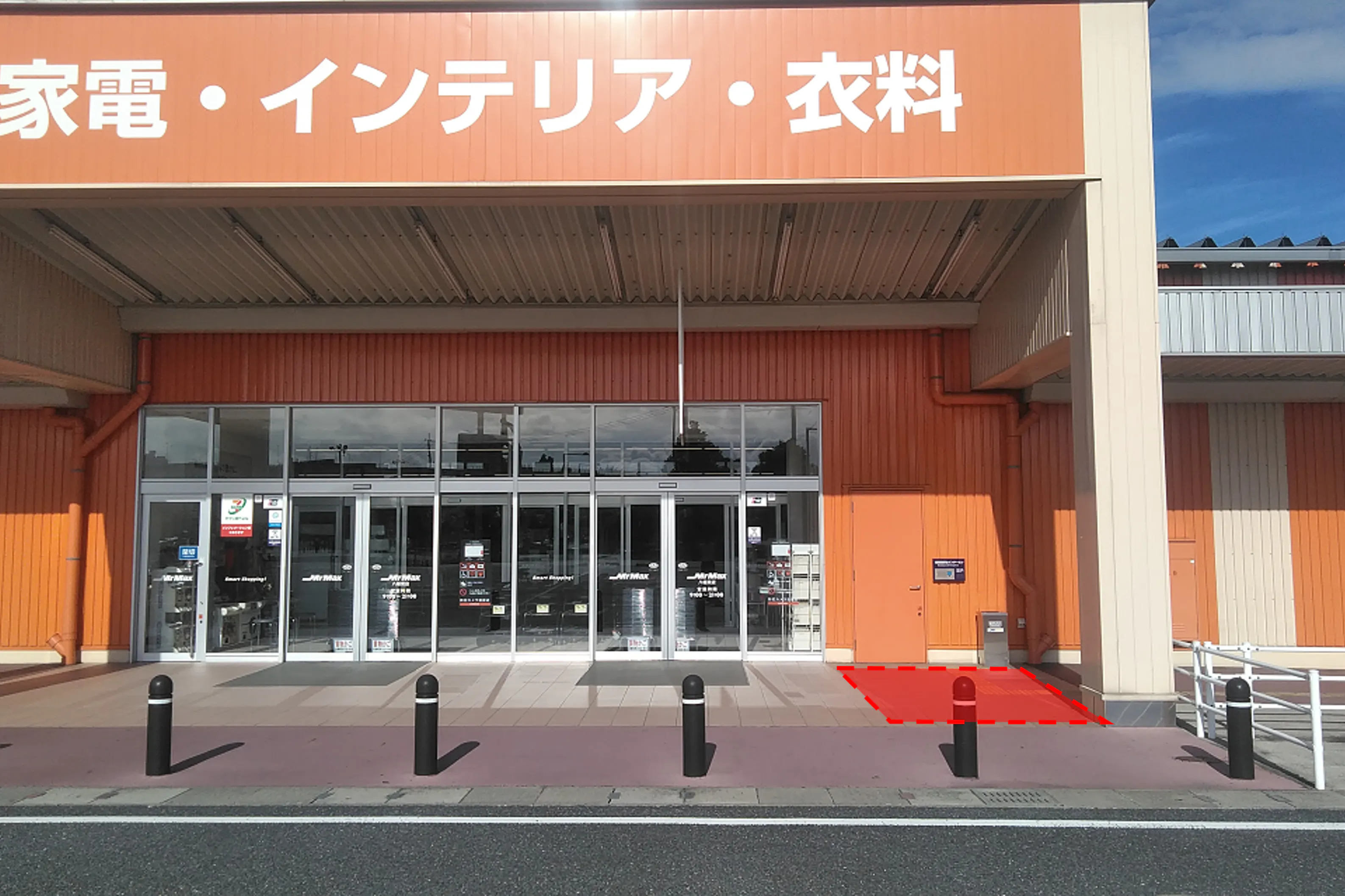 【ミスターマックス 八幡東店】家電側入口 販促プロモーションや物販用途に最適な総合ディスカウントストアの催事イベントスペース