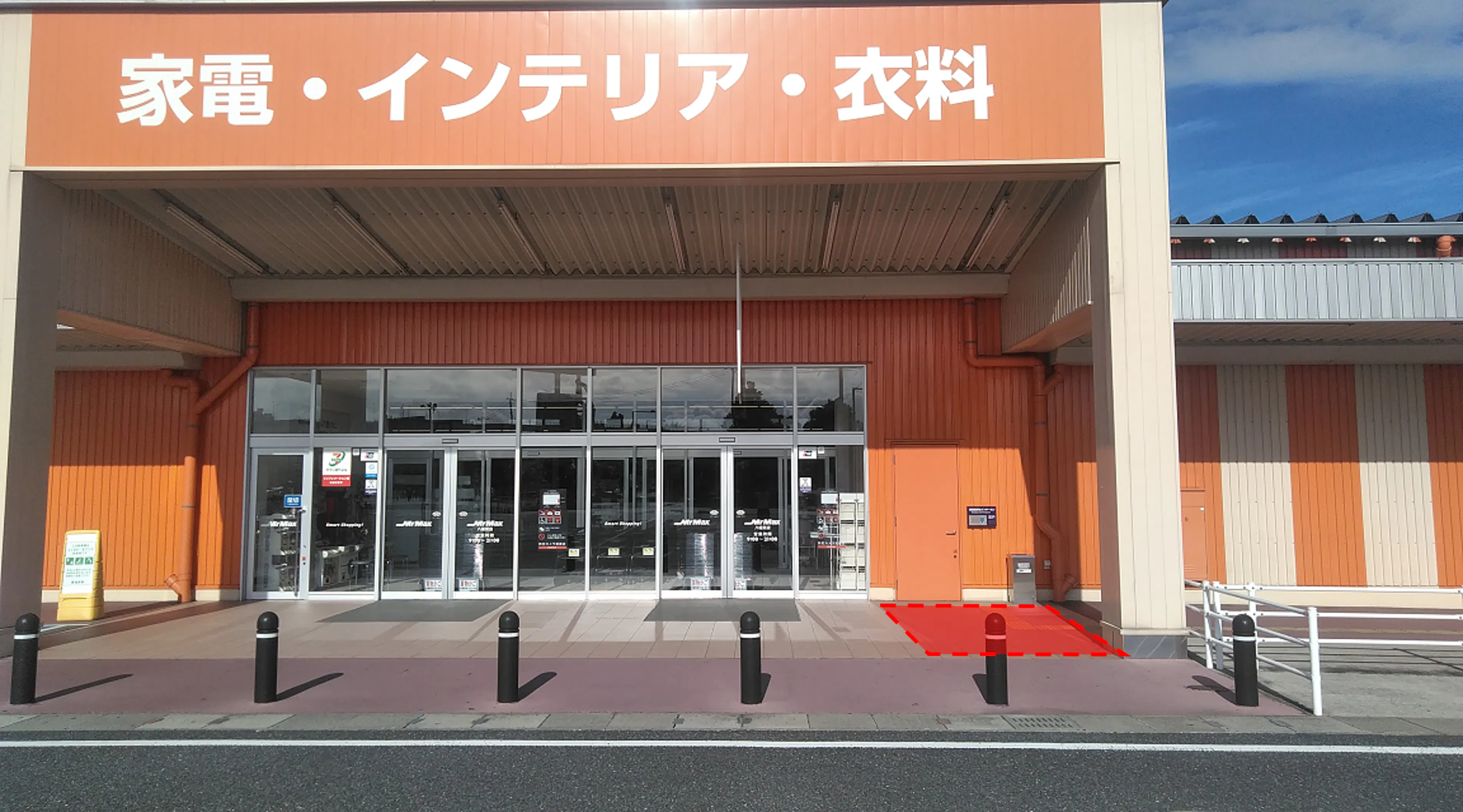 【ミスターマックス 八幡東店】家電側入口 物販用途に最適な総合ディスカウントストアの催事イベントスペース