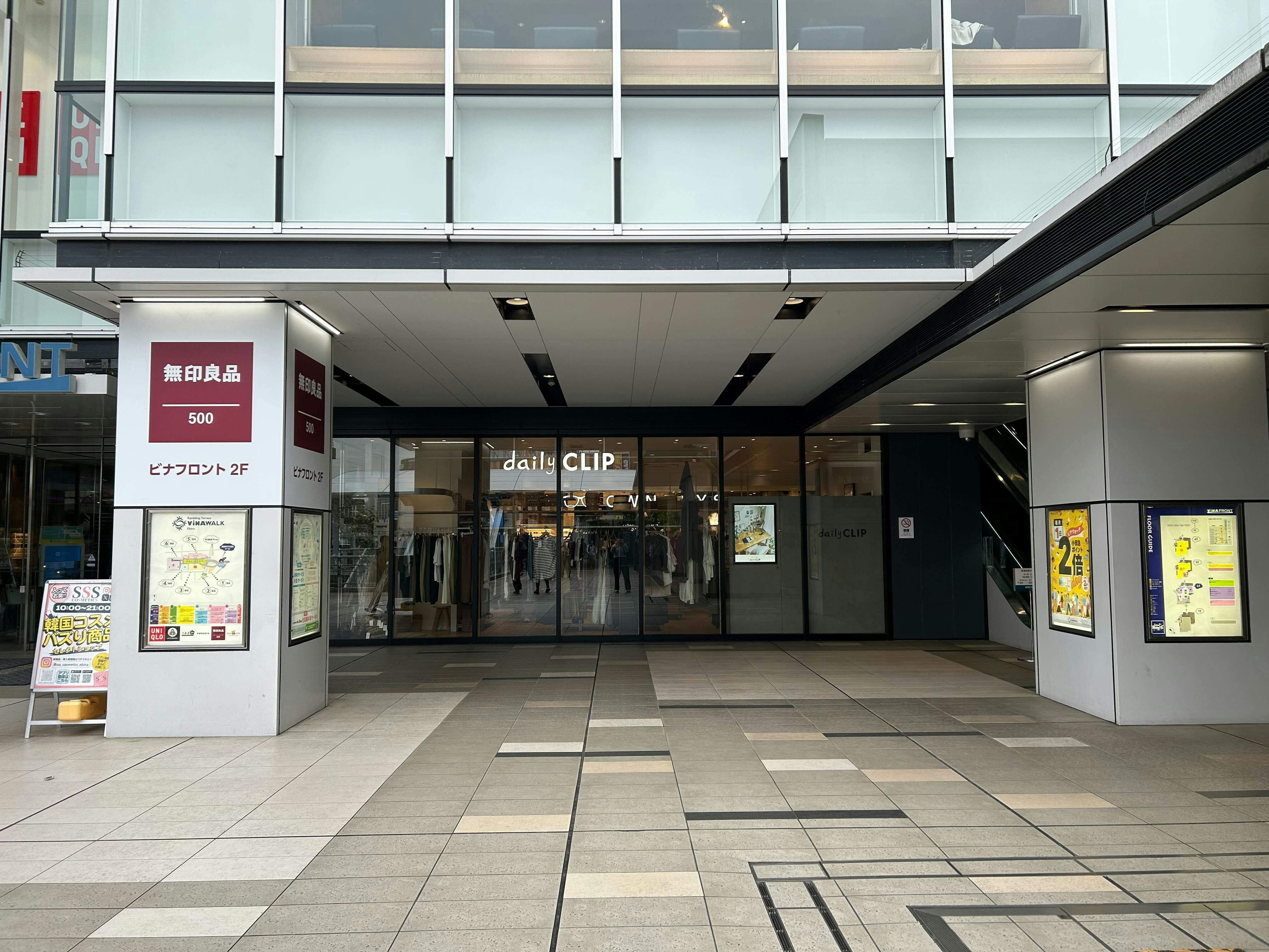 【ビナウォーク】ビナフロント2階入口横（B面・エスカレーター側）の画像