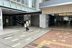 【ビナウォーク】ビナフロント2階入口横(B面・エスカレーター側)