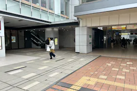 【ビナウォーク】ビナフロント2階入口横(B面・エスカレーター側)