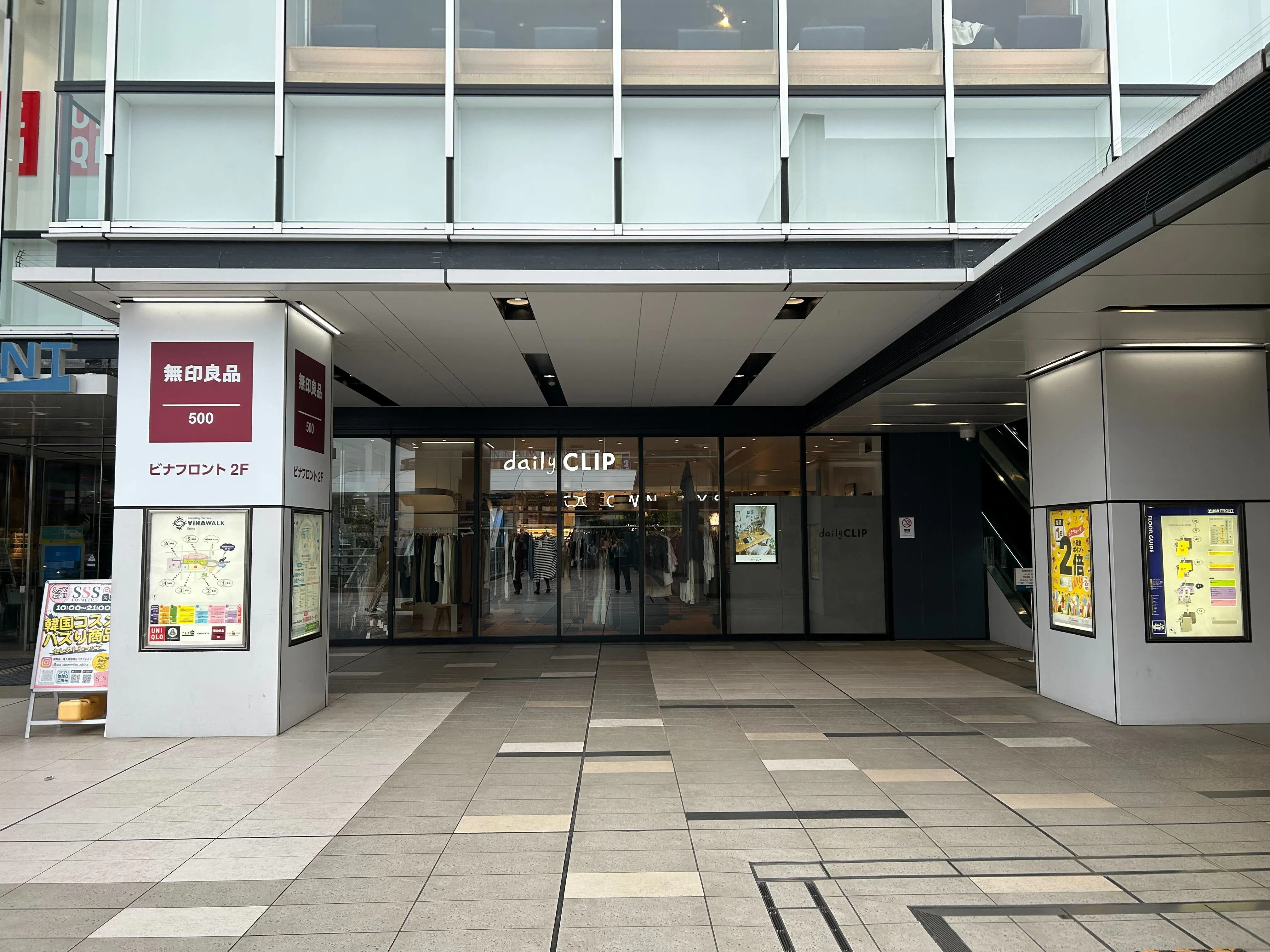 【ビナウォーク】ビナフロント2階入口横（B面・エスカレーター側）の画像