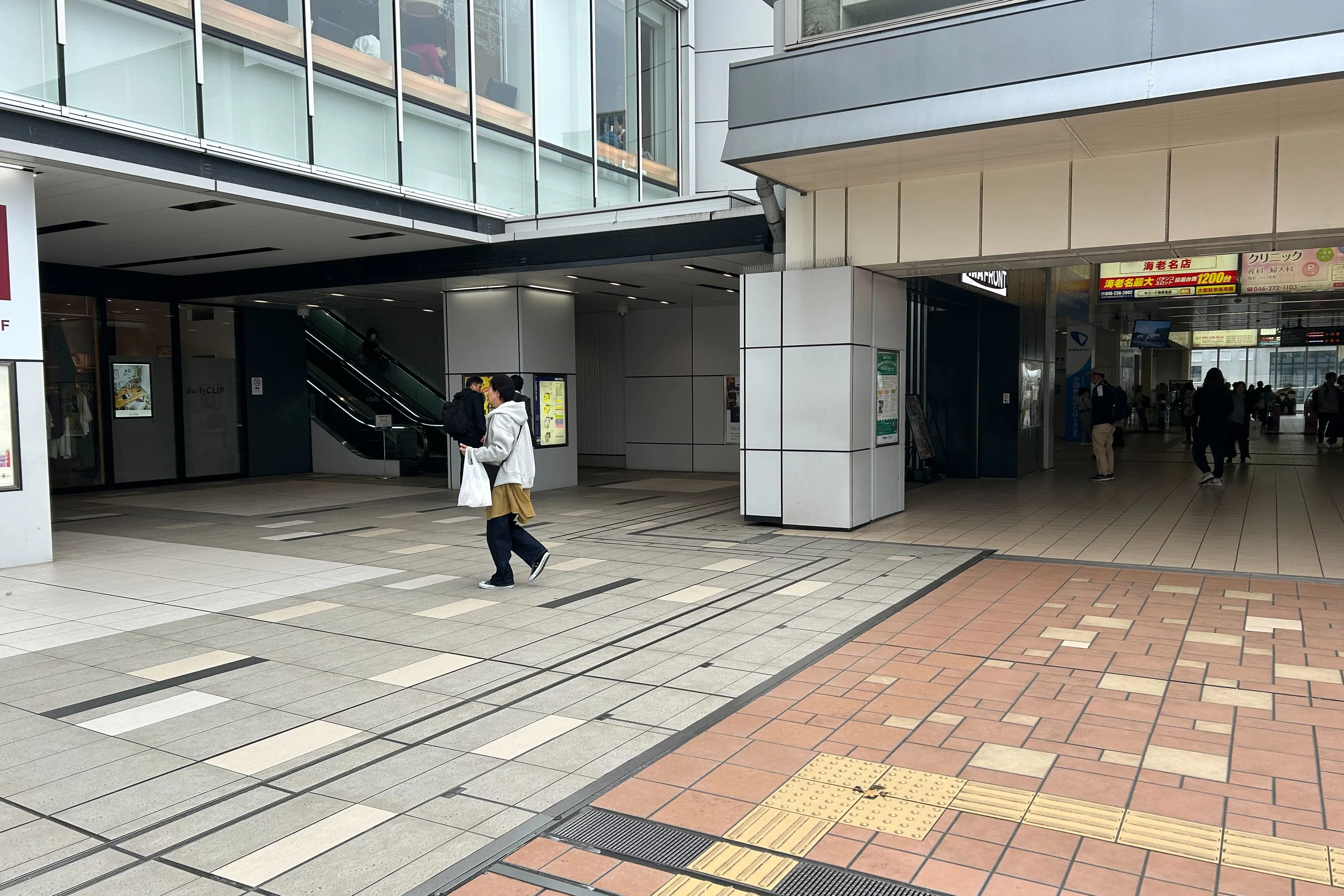 【ビナウォーク】ビナフロント2階入口横(B面・エスカレーター側)