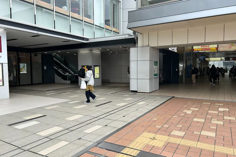 【ビナウォーク】ビナフロント2階入口横(B面・エスカレーター側)の画像3
