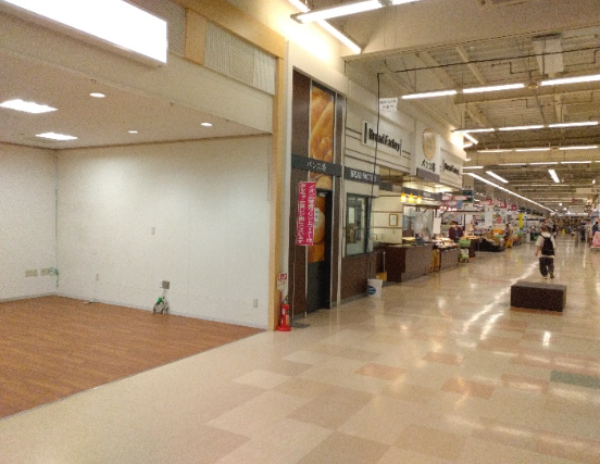 【イオンスーパーセンター大館】パン工場横催事スペース 販促プロモーションや物販に最適なスーパー店内催事イベントスペース
