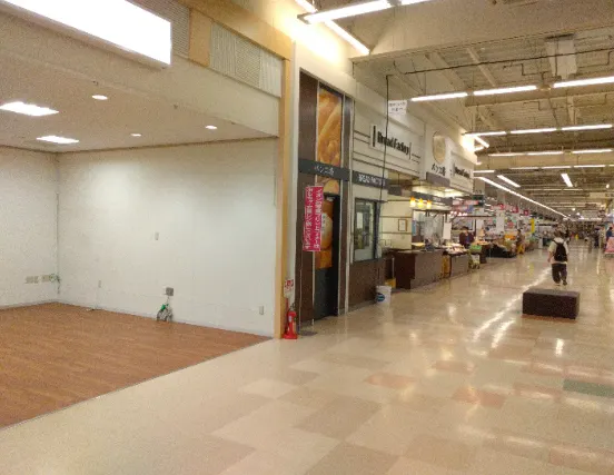 【イオンスーパーセンター大館】パン工場横催事スペース 販促プロモーションや物販に最適なスーパー店内催事イベントスペース