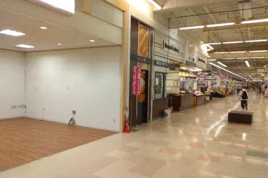 【イオンスーパーセンター大館】パン工場横催事スペース 販促プロモーションや物販に最適なスーパー店内催事イベントスペース
