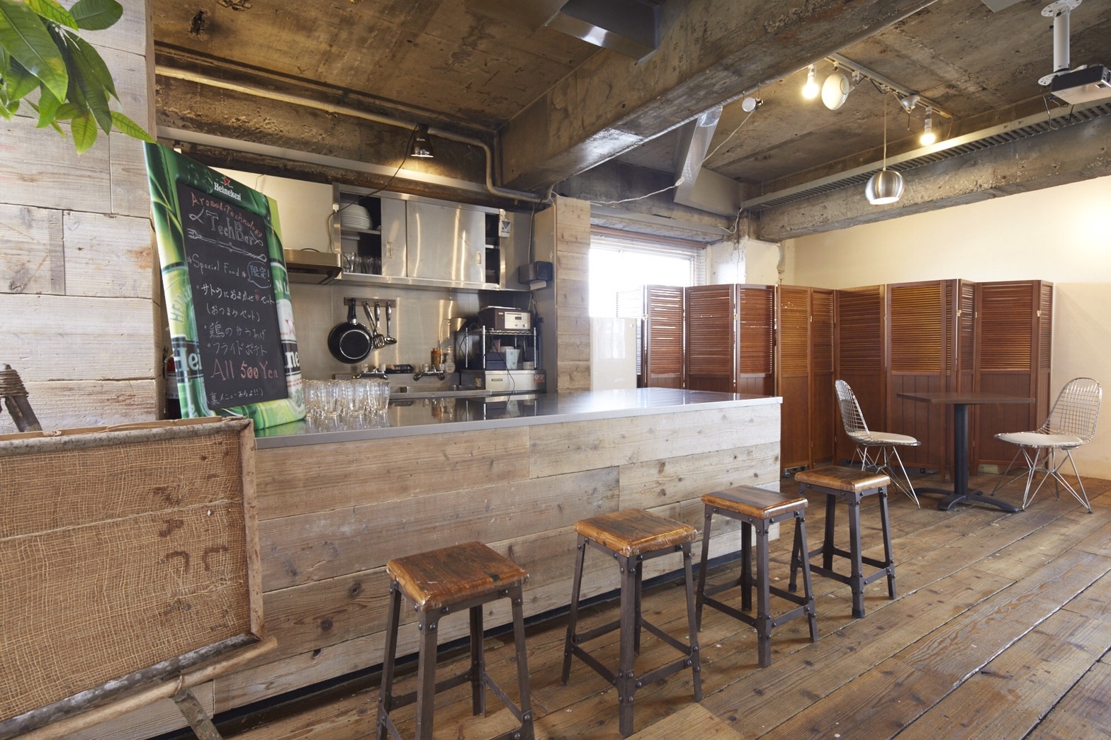 キッチン付のカフェの様な空間です