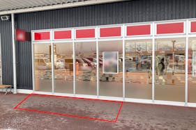 【イオンタウン本巣】プロモーションイベントや小規模な物販に最適な飲食テナント出入口付近にある軒下スペース