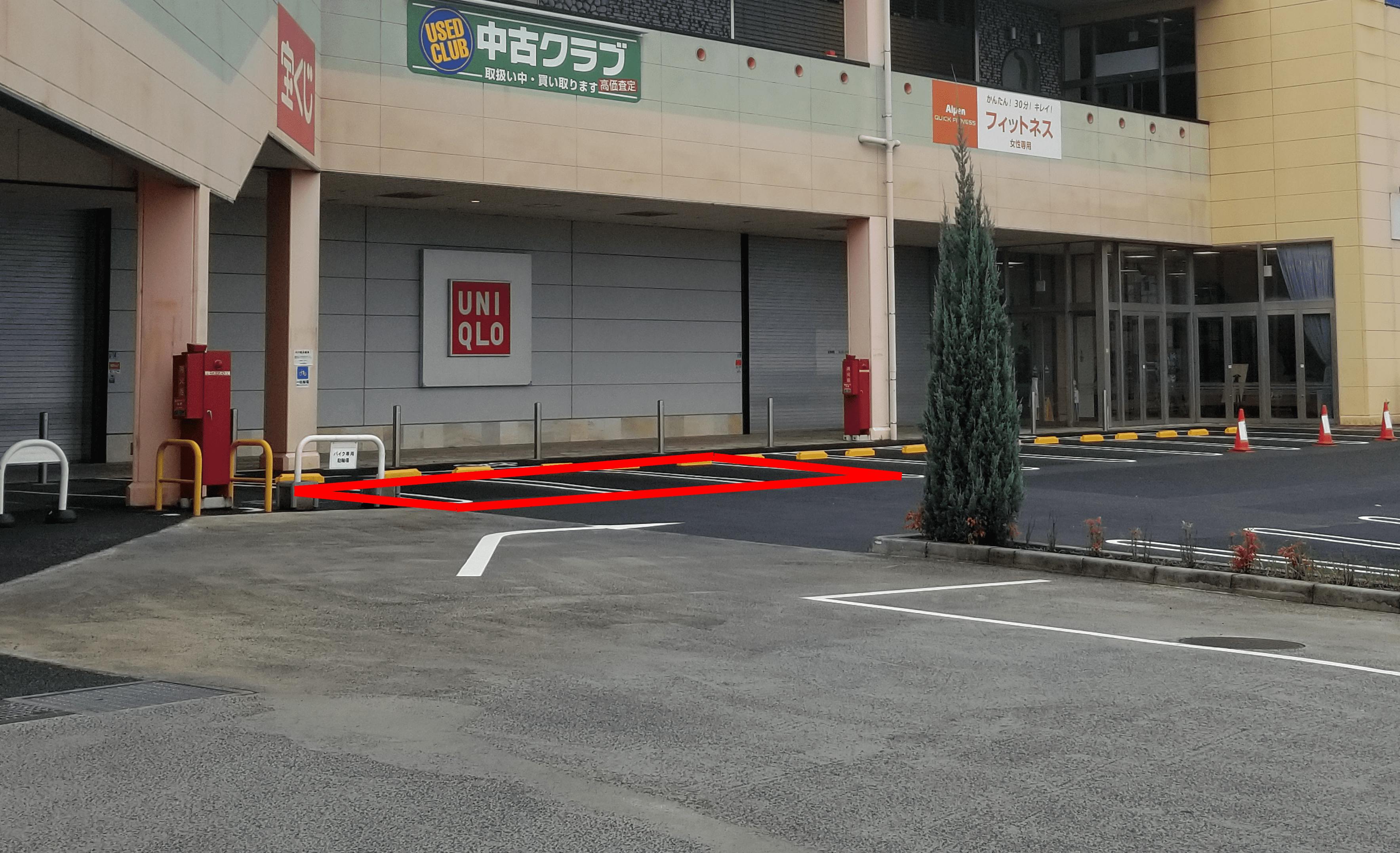 正面駐車場、向かって左側３台分の駐車スペースです。目立ちます。