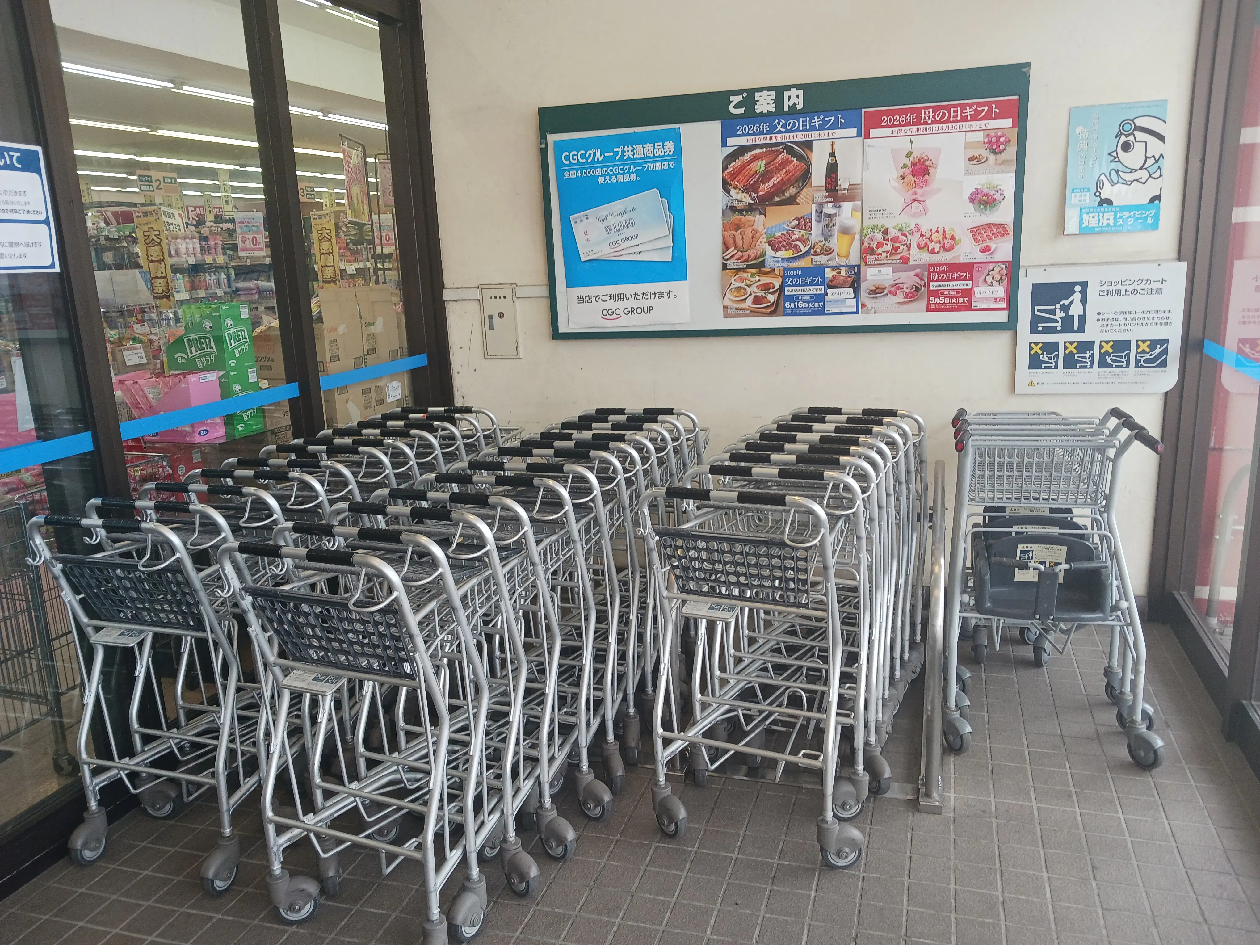 【西鉄ストア有田店】正面入り口風除室 販促プロモーションや物販に最適なスーパー店内催事イベントスペース