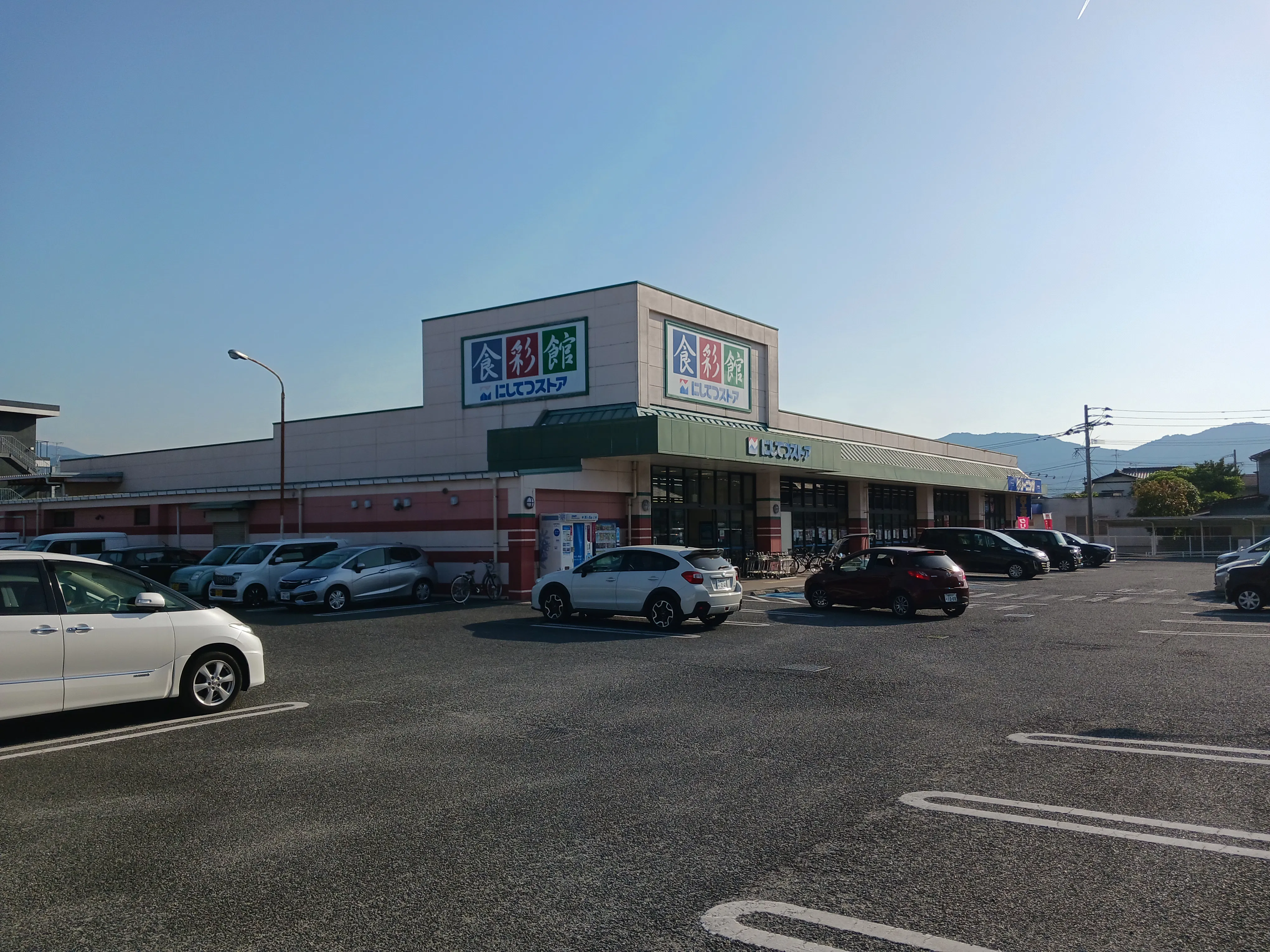 【西鉄ストア有田店】正面入り口風除室 販促プロモーションや物販に最適なスーパー店内催事イベントスペース