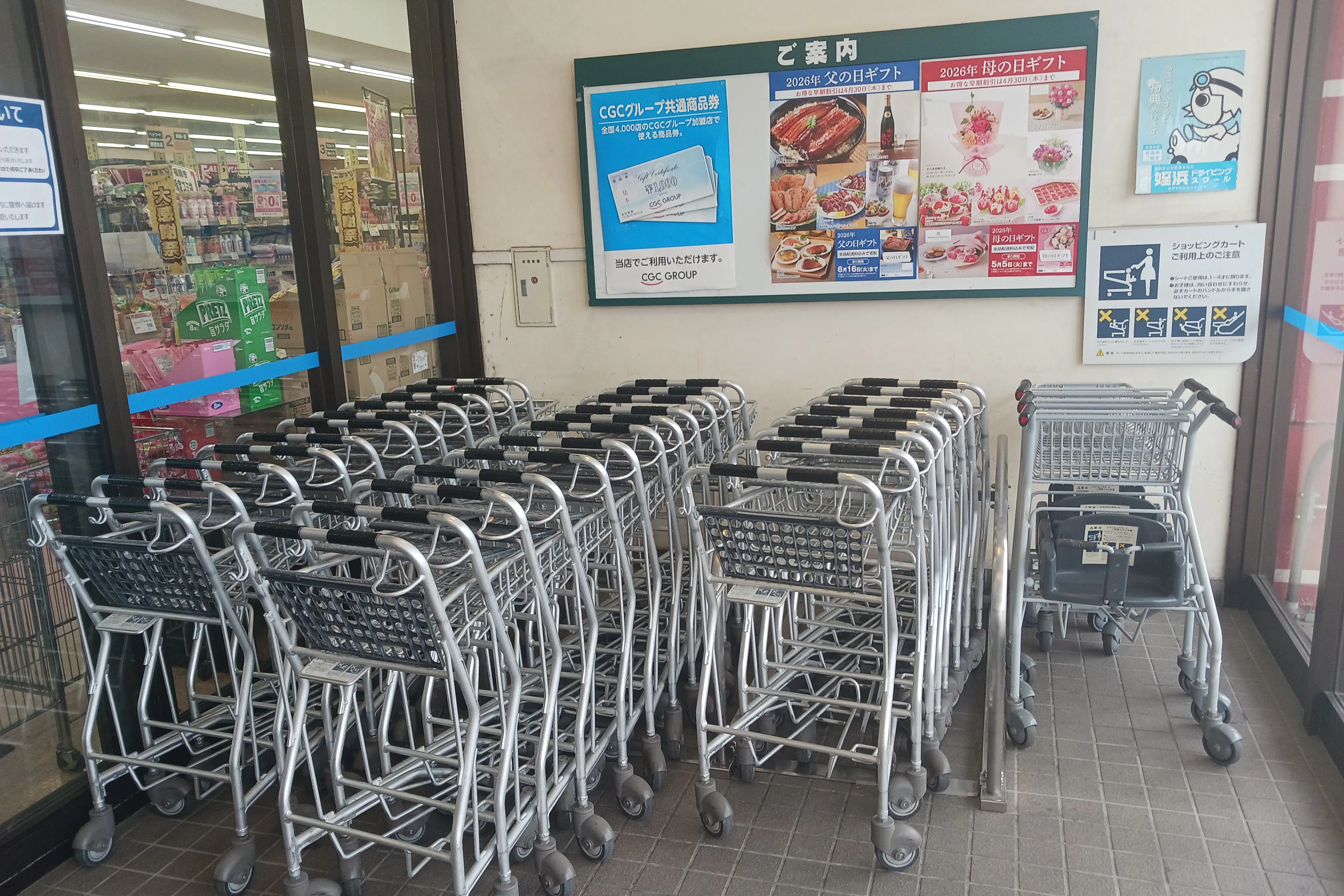 【西鉄ストア有田店】正面入り口風除室 販促プロモーションや物販に最適なスーパー店内催事イベントスペース