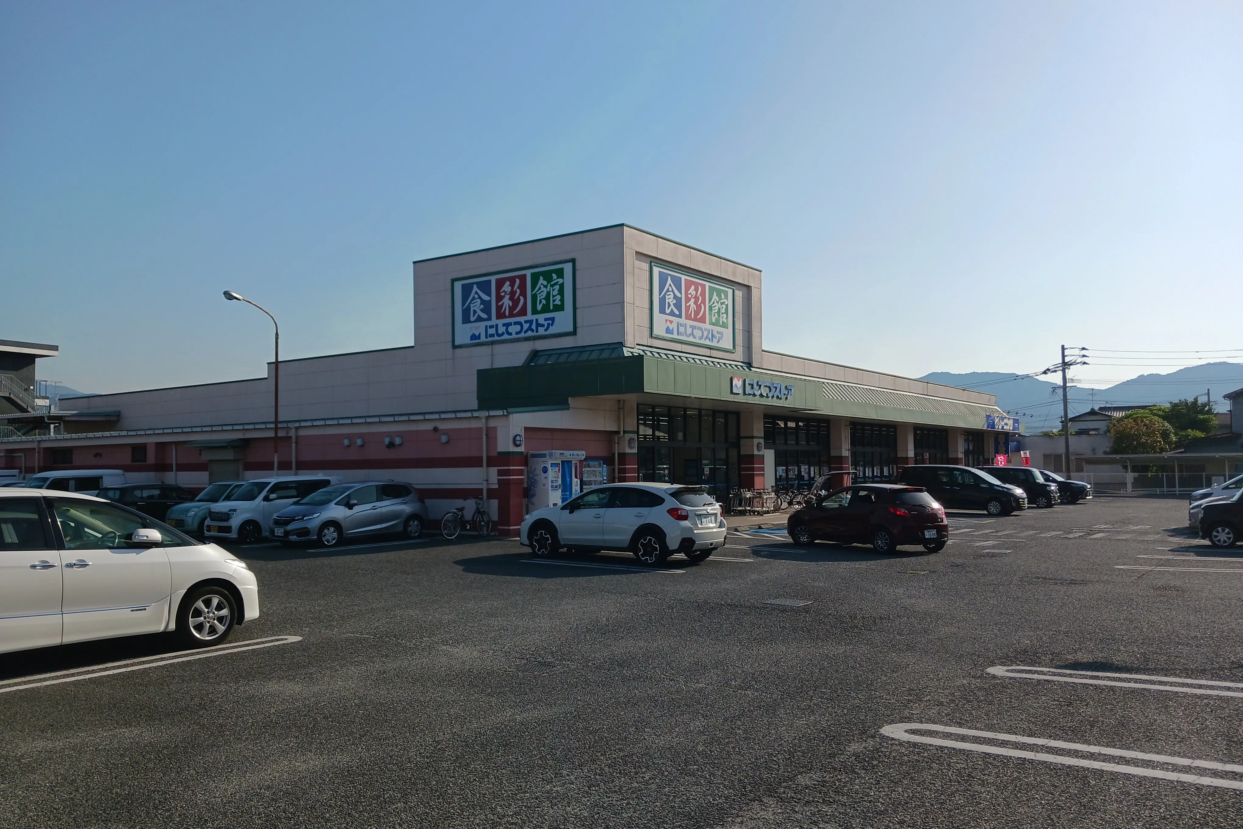 【西鉄ストア有田店】正面入り口風除室 販促プロモーションや物販に最適なスーパー店内催事イベントスペース