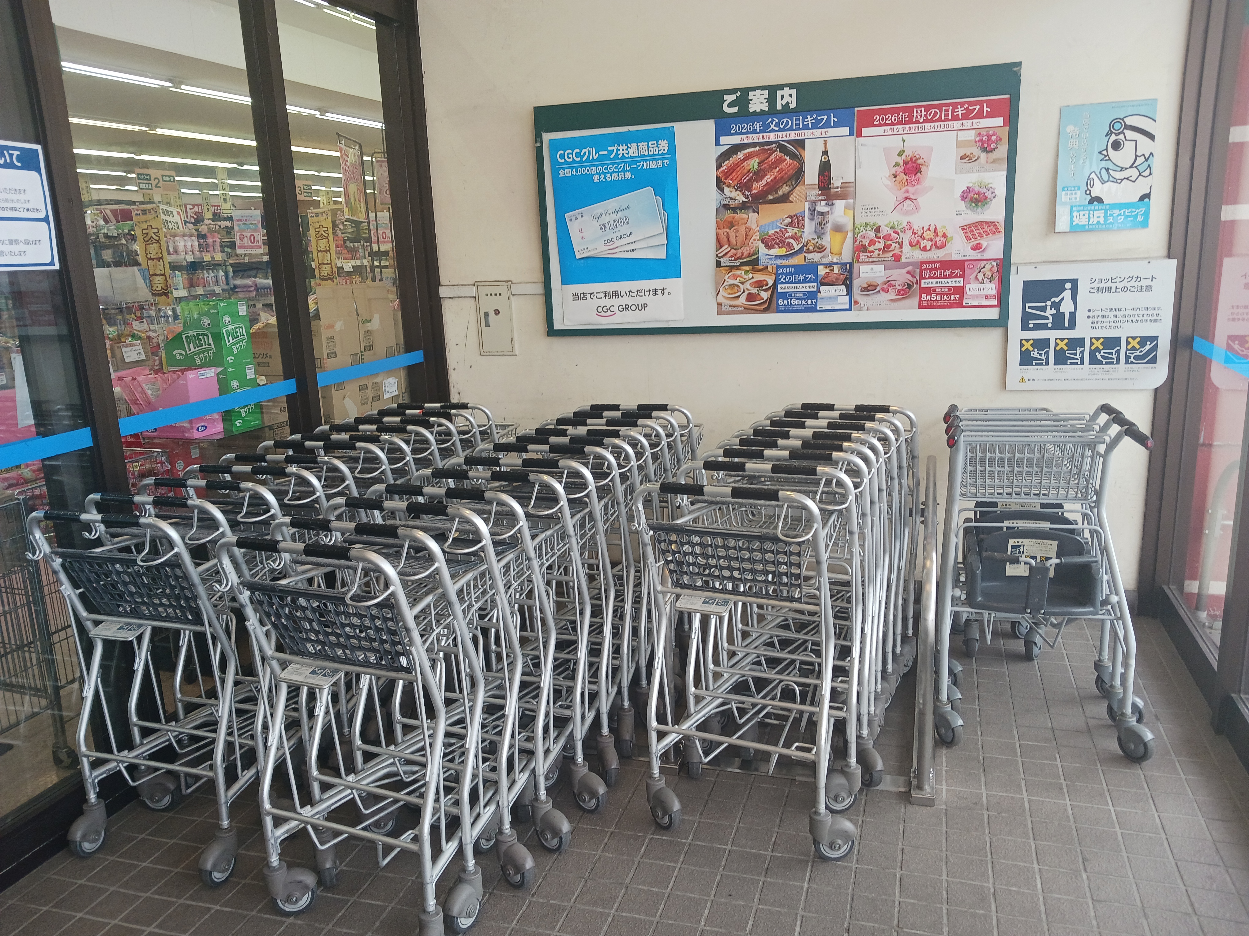 【西鉄ストア有田店】正面入り口風除室 販促プロモーションや物販に最適なスーパー店内催事イベントスペース