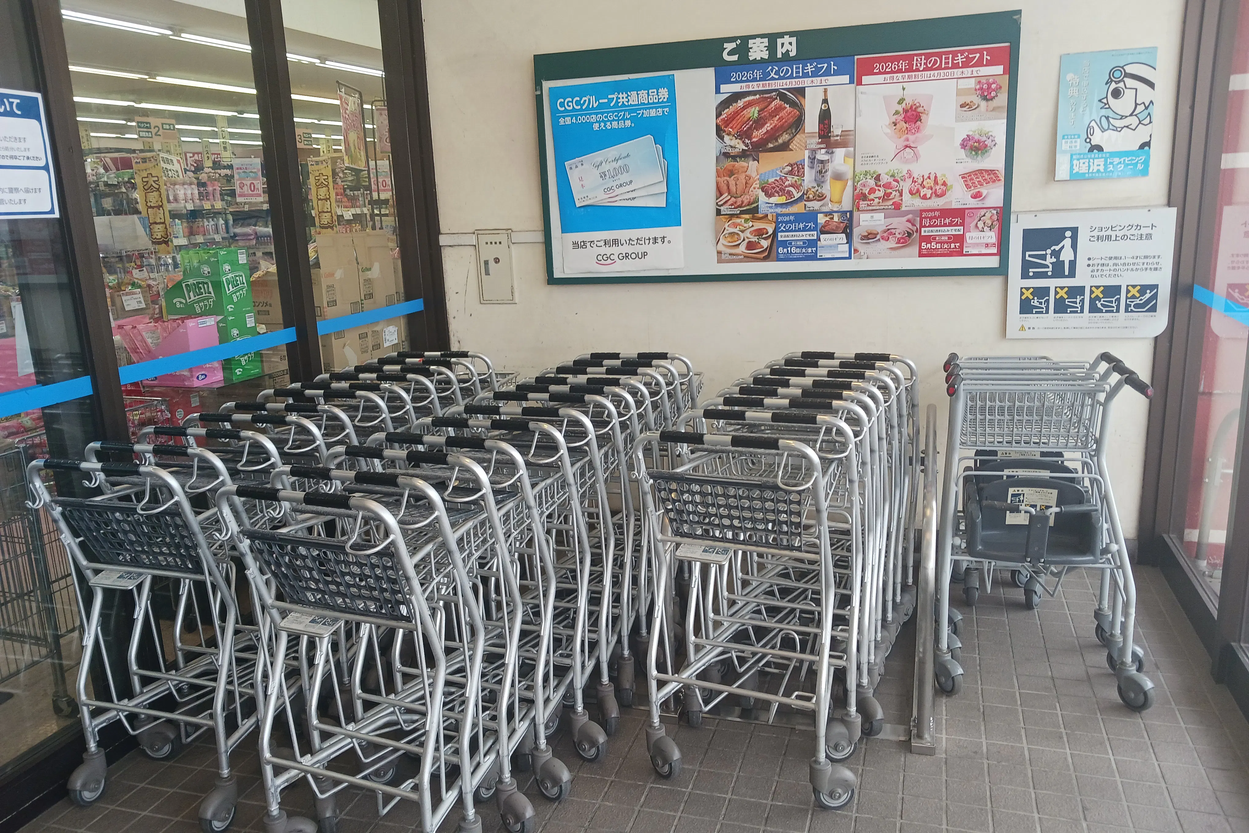 【西鉄ストア有田店】正面入り口風除室 販促プロモーションや物販に最適なスーパー店内催事イベントスペース