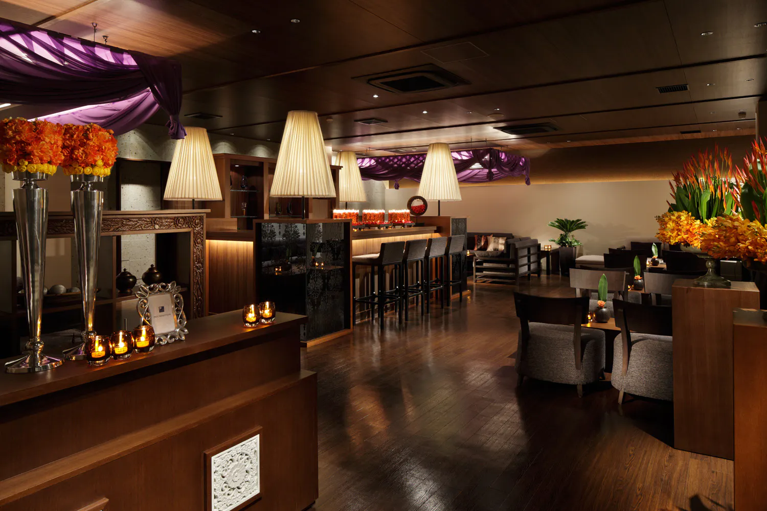 【千葉みなと駅7分】撮影やレセプションパーティーに適した高い天井が印象的なプライベートテラス付きイベントスペース(フリージア)