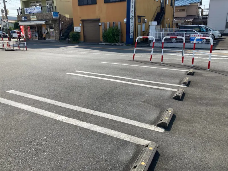 【スーパーナガヤ八幡野店｜伊豆高原駅1分】地域密着型スーパーの駐車場スペース（2台分）