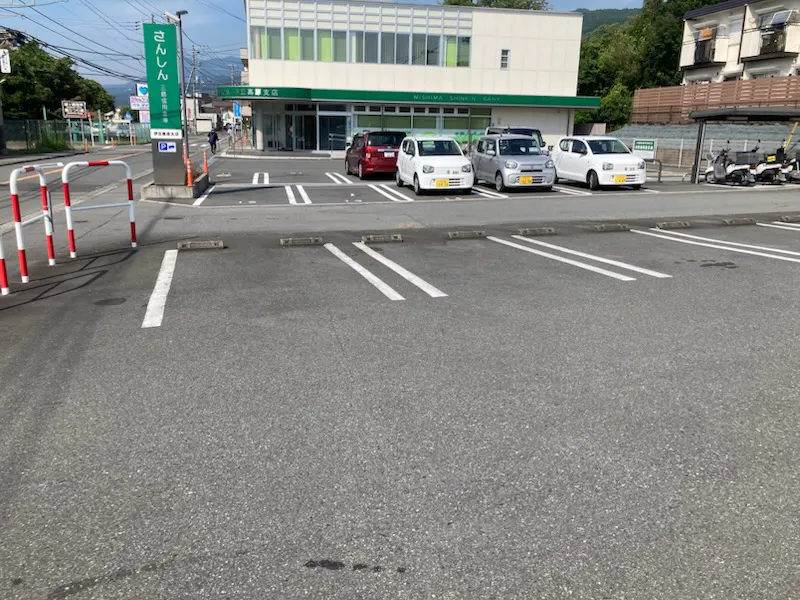 【スーパーナガヤ八幡野店｜伊豆高原駅1分】地域密着型スーパーの駐車場スペース（2台分）