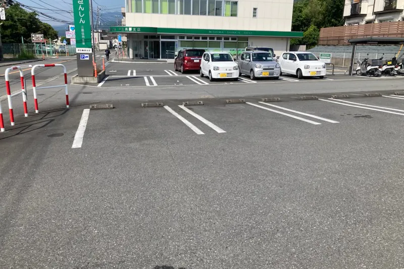 【スーパーナガヤ八幡野店|伊豆高原駅1分】地域密着型スーパーの駐車場スペース(2台分)