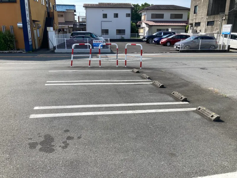 【スーパーナガヤ八幡野店|伊豆高原駅1分】地域密着型スーパーの駐車場スペース(2台分)の画像