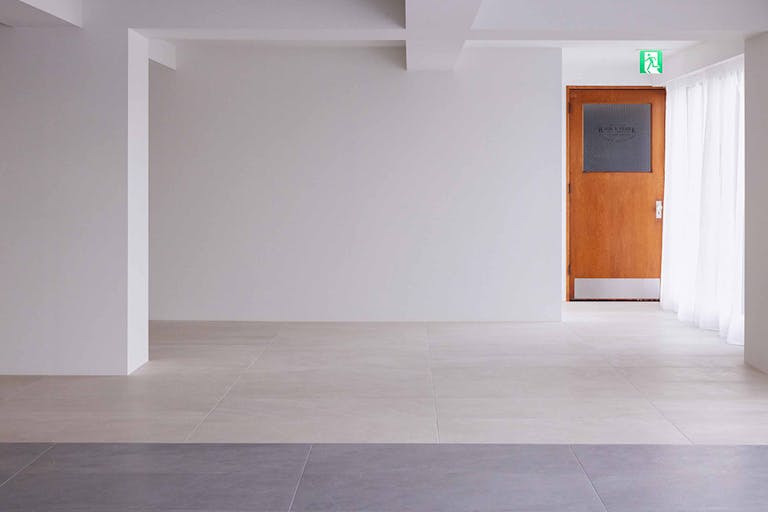 【祐天寺駅10分】撮影や展示会に適した白とグレー、大きな窓から自然光が入るシンプルな撮影スタジオの画像7