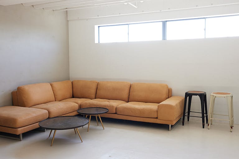 【祐天寺駅10分】撮影や展示会に適した白とグレー、大きな窓から自然光が入るシンプルな撮影スタジオの画像11