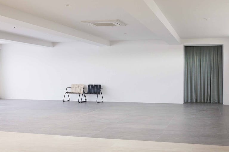 【祐天寺駅10分】撮影や展示会に適した白とグレー、大きな窓から自然光が入るシンプルな撮影スタジオの画像9