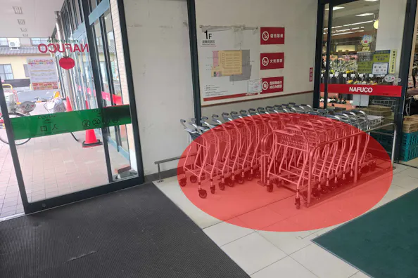 【ナフコトミダ千成店】食物販や販促プロモーションに最適な入口近くの風除室スペース