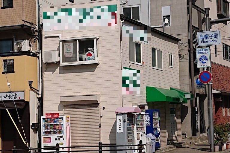 交差点の角地になり、建物は目立ちます。