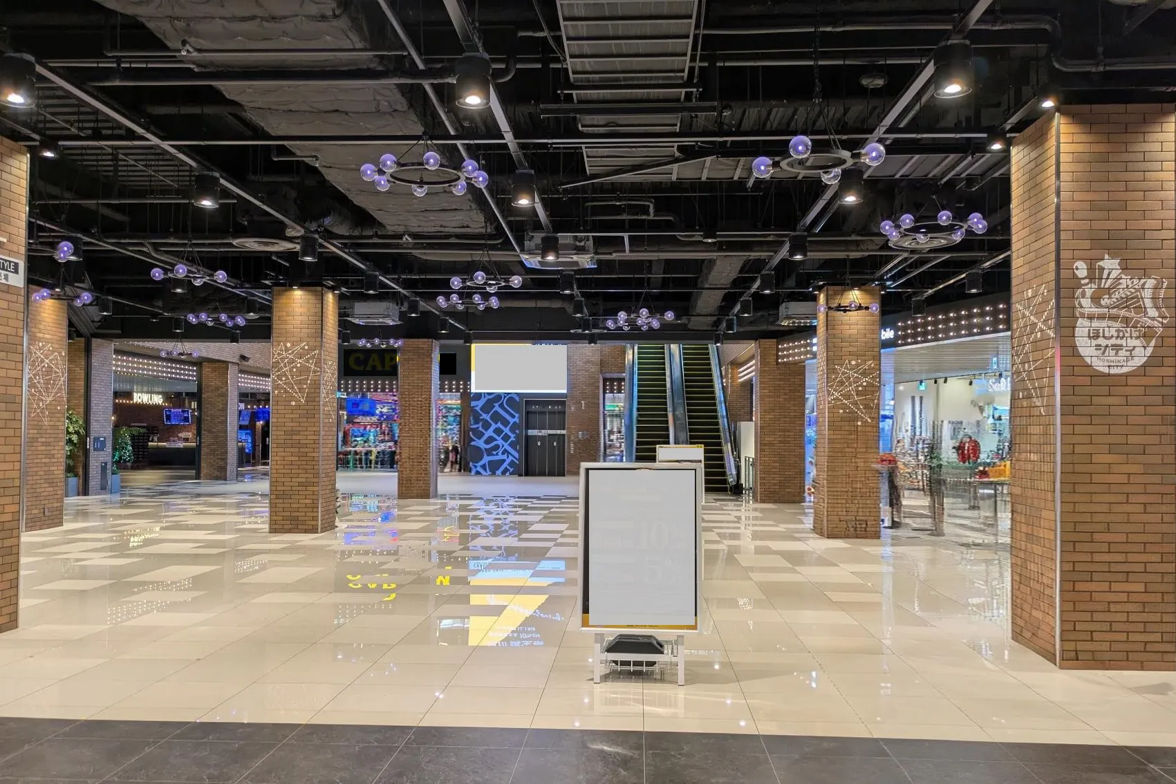 【THE OUTLETS HIROSHIMA】1F シティコートA イオンシネマ前