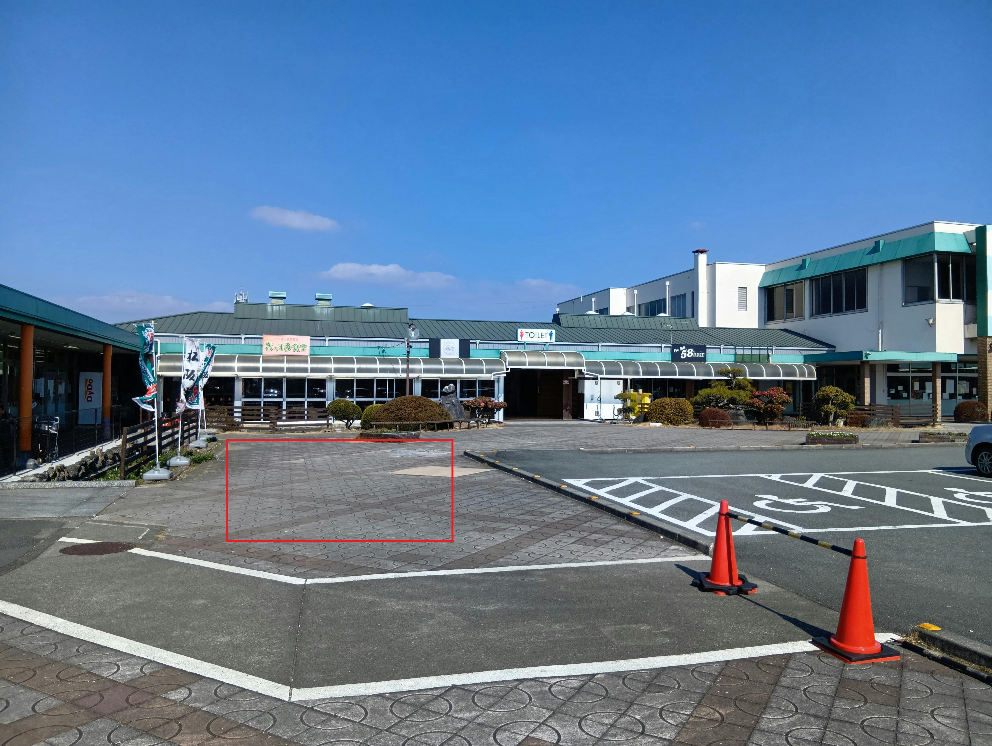 【Aコープくろべ店】食物販や販促イベントに最適な屋外中央スペースの画像