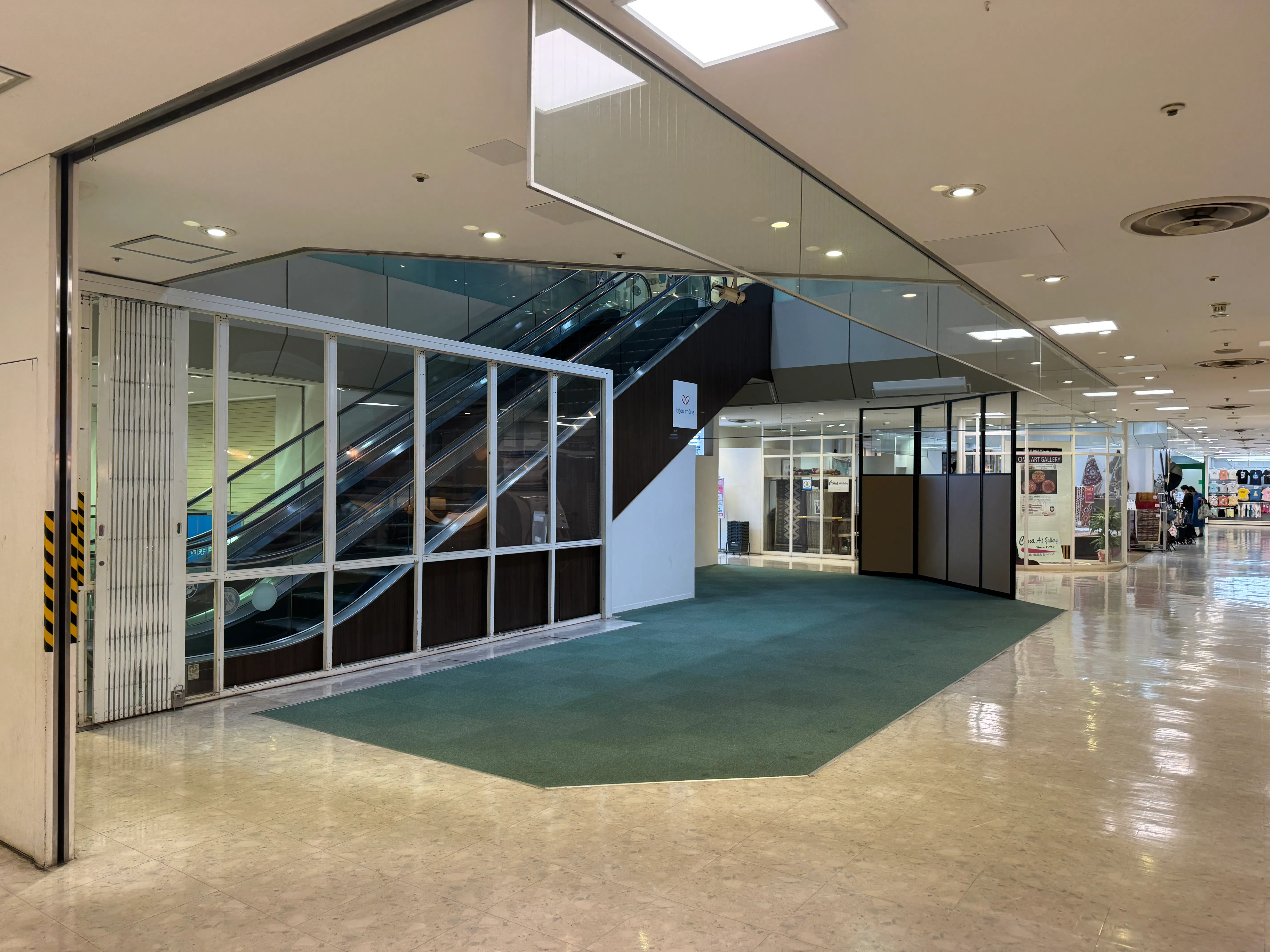 【ザ・スクエア｜聖蹟桜ヶ丘駅2分】1階中央吹き抜けの開放的なイベントスペースの画像