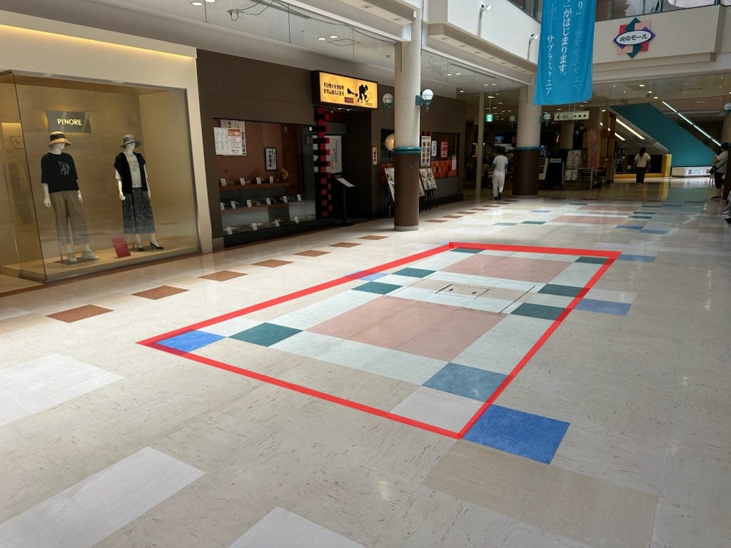 【サプラスクエア サプラ】食物販や販促プロモーションに最適な人通りが多い通路沿いに位置する催事スペース