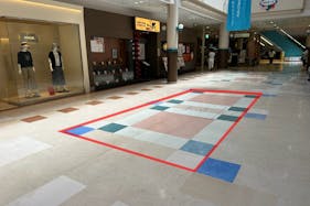 【サプラスクエア サプラ】食物販や販促プロモーションに最適な人通りが多い通路沿いに位置する催事スペース