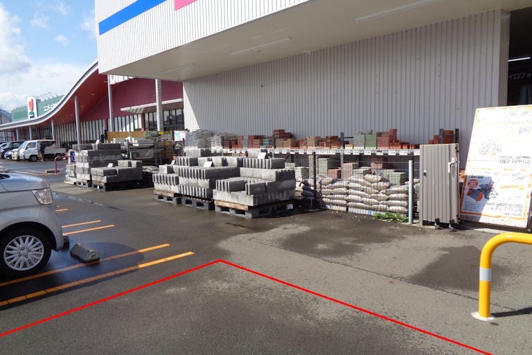 【サンデー矢巾店】屋外駐車場 キッチンカーの出店に最適なホームセンター内駐車場の屋外イベントスペースの画像1